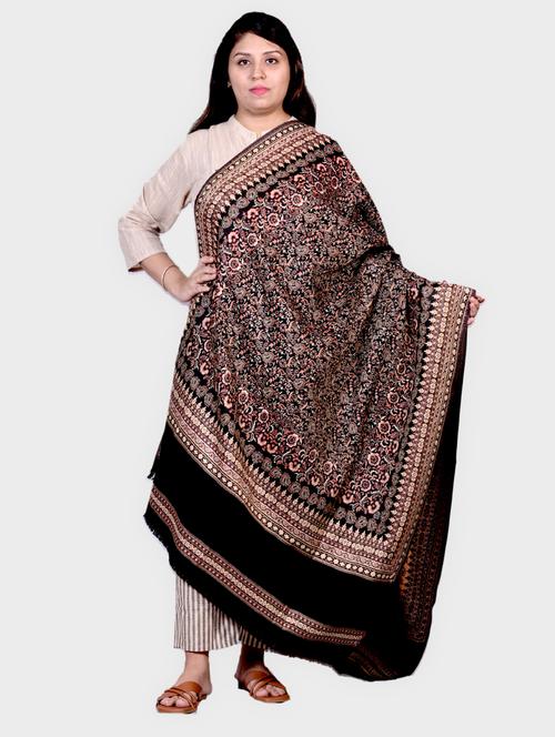 women self designed woolen shawl - 20605611 - Very Small Image - 1