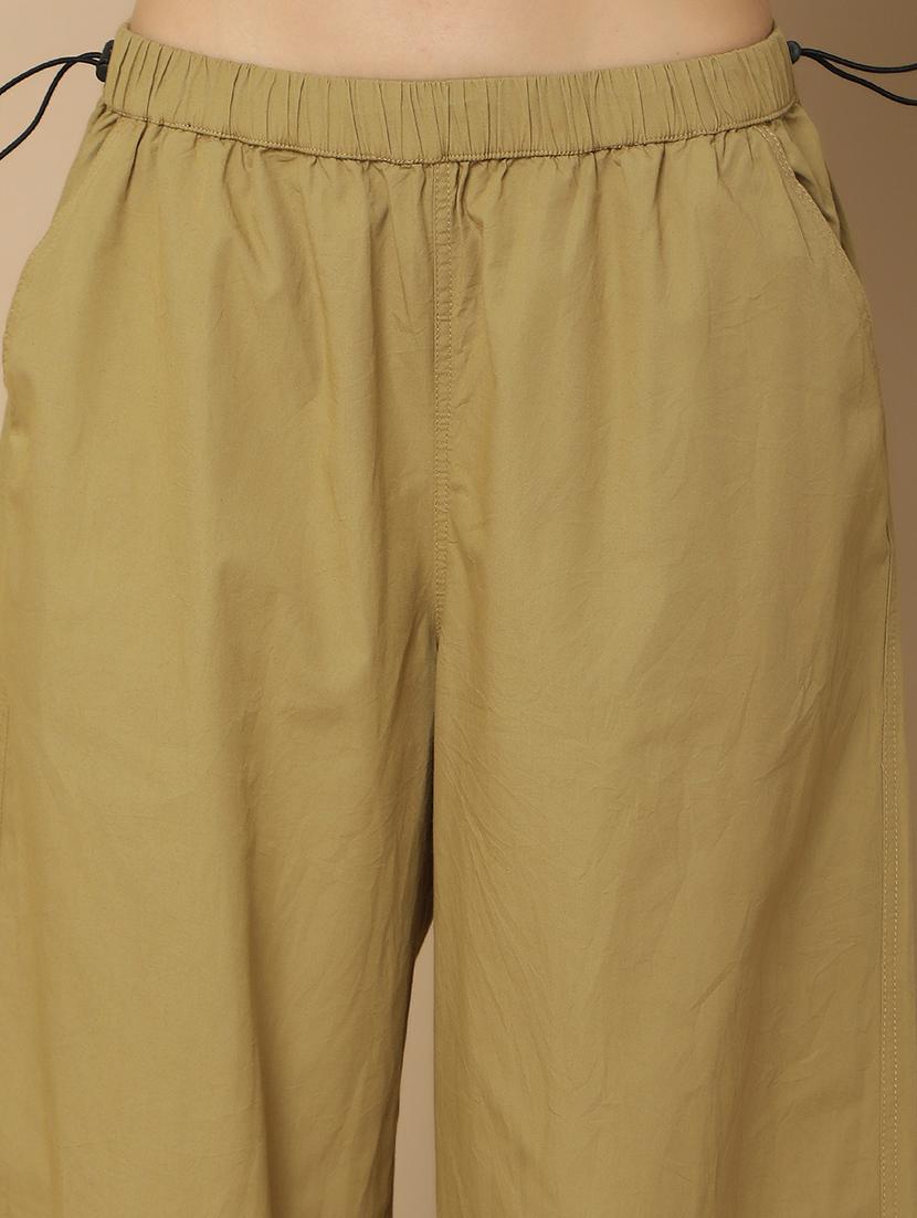 women solid mid rise parachute pant - 21016254 - Zoom Image - 5
