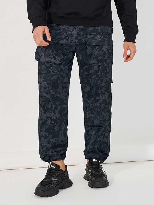 men black printed cargos - 21666293 - Very Small Image - 1