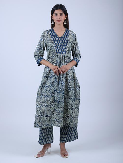 women floral printed v neck kurta palazzo set - 21707089 - Very Small Image - 1