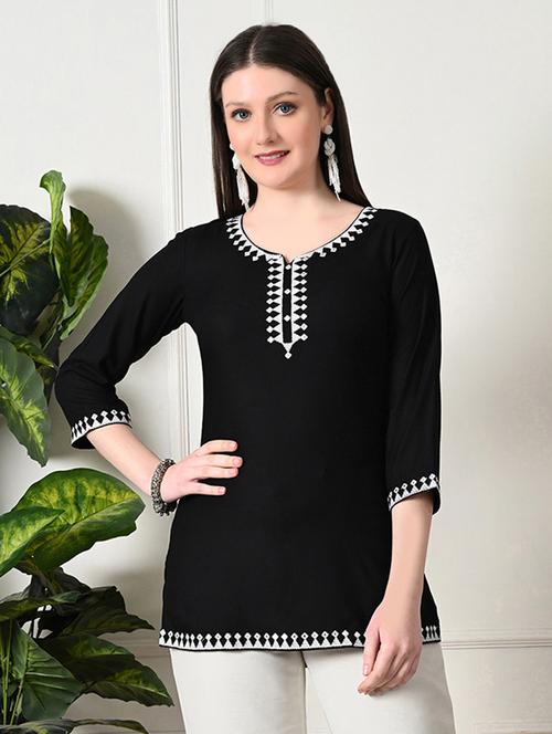 women round neck embroidered straight kurti - 21747724 - Very Small Image - 1