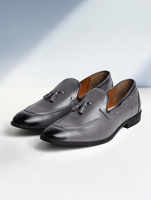 Men Solid Slip On Tassel Detailed Boatshoes - 21747905 - Very Small Image - 1
