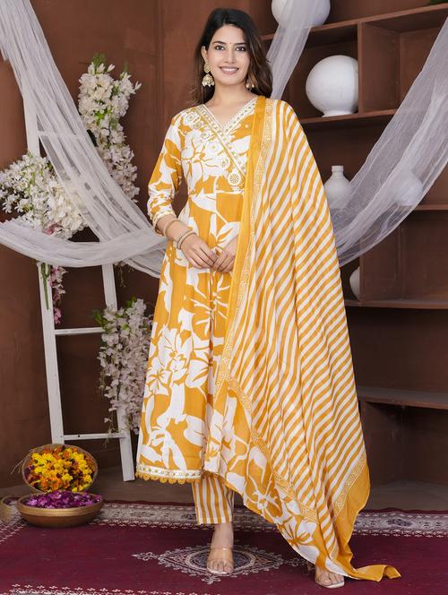 women three quarter sleeve kurta pant with dupatta set - 21785070 - Very Small Image - 1