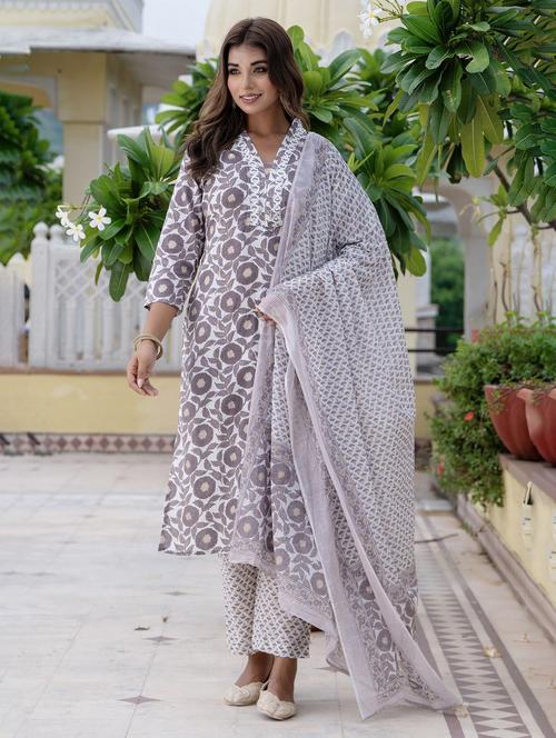 women three quarter sleeve kurta pant with dupatta set - 21785555 - Very Small Image - 1