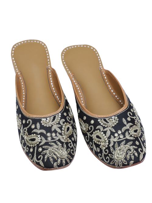 women handmade embroidered punjabi jutti - 21904334 - Very Small Image - 1