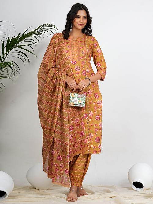 women three quarter sleeve kurta salwar with dupatta set - 21910373 - Very Small Image - 1