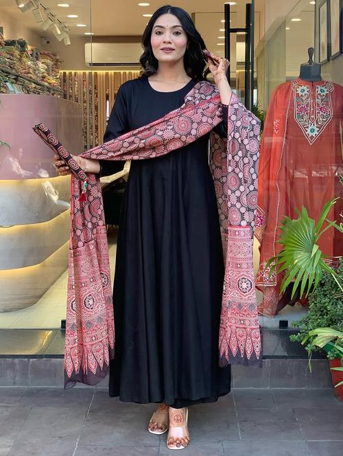 women black solid three quarter sleeve kurta dupatta set - 21925476 - Very Small Image - 1