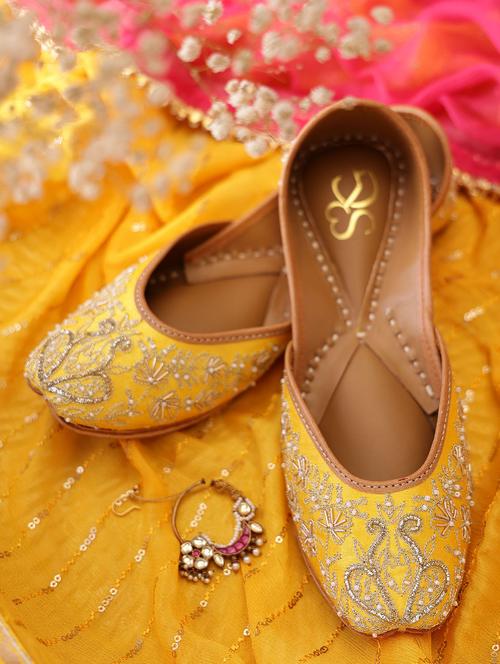 women embroidered slip on juttis - 21943236 - Very Small Image - 1