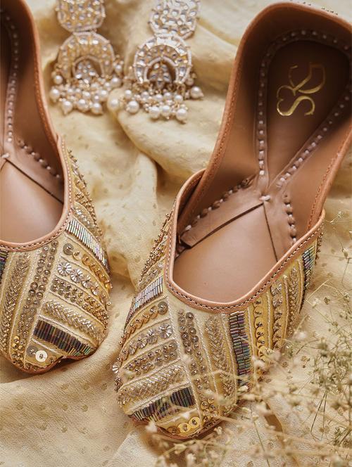 women embroidered slip on juttis - 21943250 - Very Small Image - 1