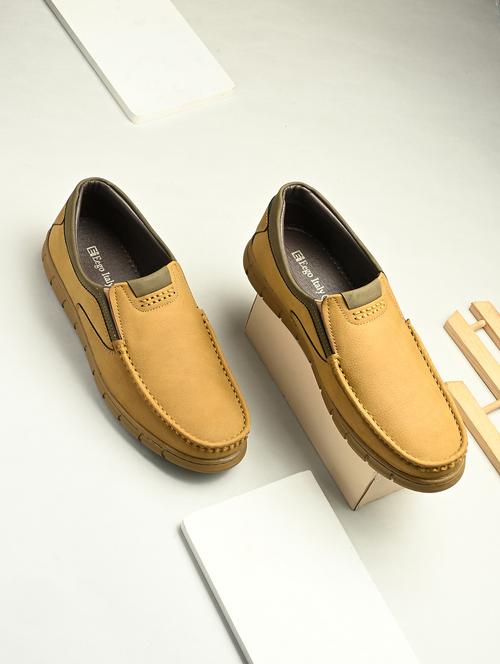 Men Beige Solid Boat Shoe - 21948579 - Very Small Image - 1