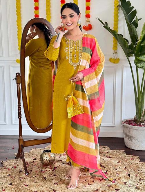 women three quarter sleeve kurta pant with dupatta set - 21976505 - Very Small Image - 1