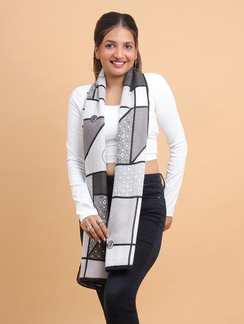 women geometric print viscose scarf   - 21986816 - Very Small Image - 1