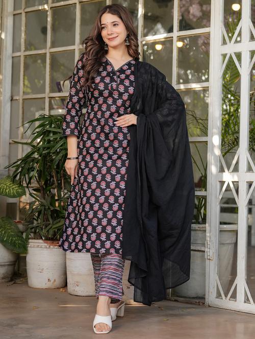 women three quarter sleeve kurta pant with dupatta set - 21987374 - Very Small Image - 1