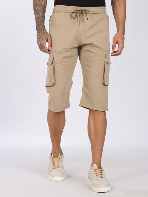 men solid mid rise regular fit three fourth cargo shorts - 22084938 - Very Small Image - 1