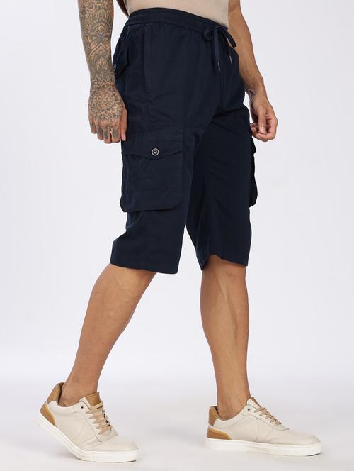 men solid mid rise regular fit three fourth cargo shorts - 22084952 - Very Small Image - 1