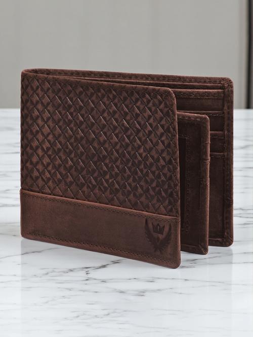 men's textured brown leather folded wallet - 22101779 - Very Small Image - 1