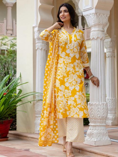 women floral printed three quarter sleeve kurta palazzo with dupatta set - 22140581 - Very Small Image - 1
