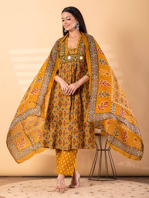 women printed three quarter sleeve kurta palazzo with dupatta set - 22187503 - Very Small Image - 1