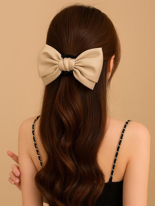 women bow embellished clutcher - 22228775 - Very Small Image - 1