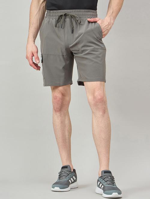men solid mid rise regular fit cargo shorts - 22264284 - Very Small Image - 1