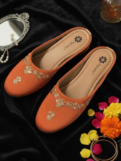 women embroiderd slip on mojari - 22288681 - Very Small Image - 1