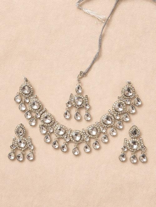 silver tone kundan necklace set with earrings & maang tikka - 22346645 - Very Small Image - 1