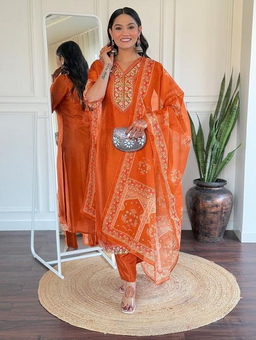 Women Embroidered Three Quarter Sleeves Kurta Pant Set With Dupatta - 22579908 - Very Small Image - 1