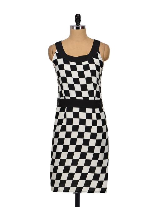 simple dress in monochrome checks - 83820 - Very Small Image - 1