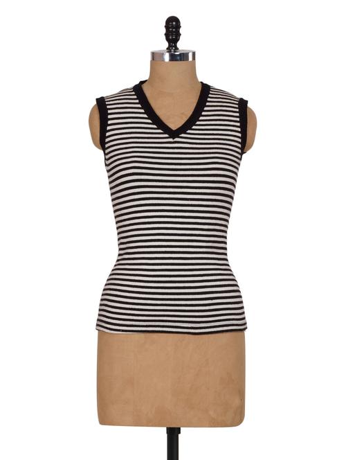 White Casual V Neck Top - 908424 - Very Small Image - 1